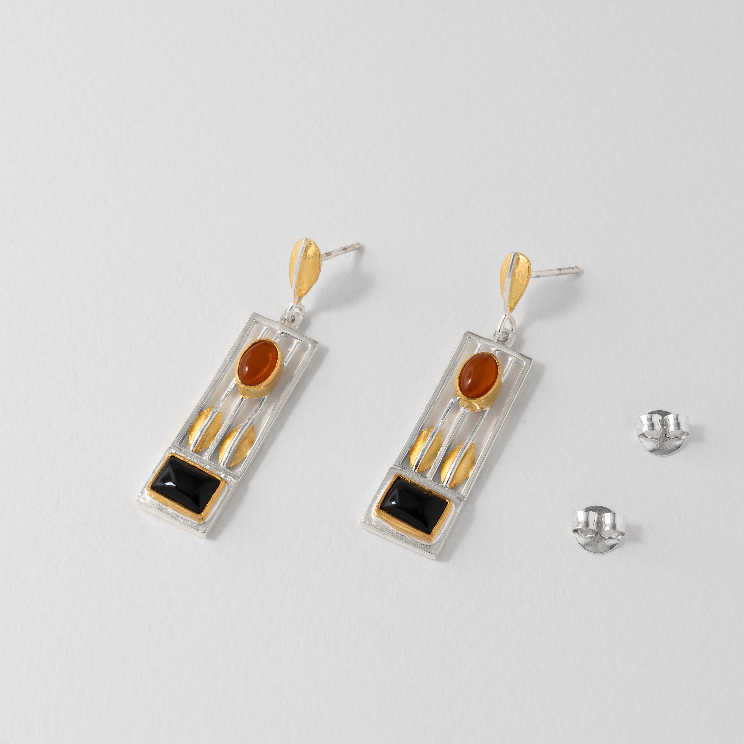 Sterling silver Hoffmann inspired earrings with gold-plated accents, set with rich amber and deep black onyx. The rectangular geometric design reflects Josef Hoffmann’s modernist vision of elegance and structure.