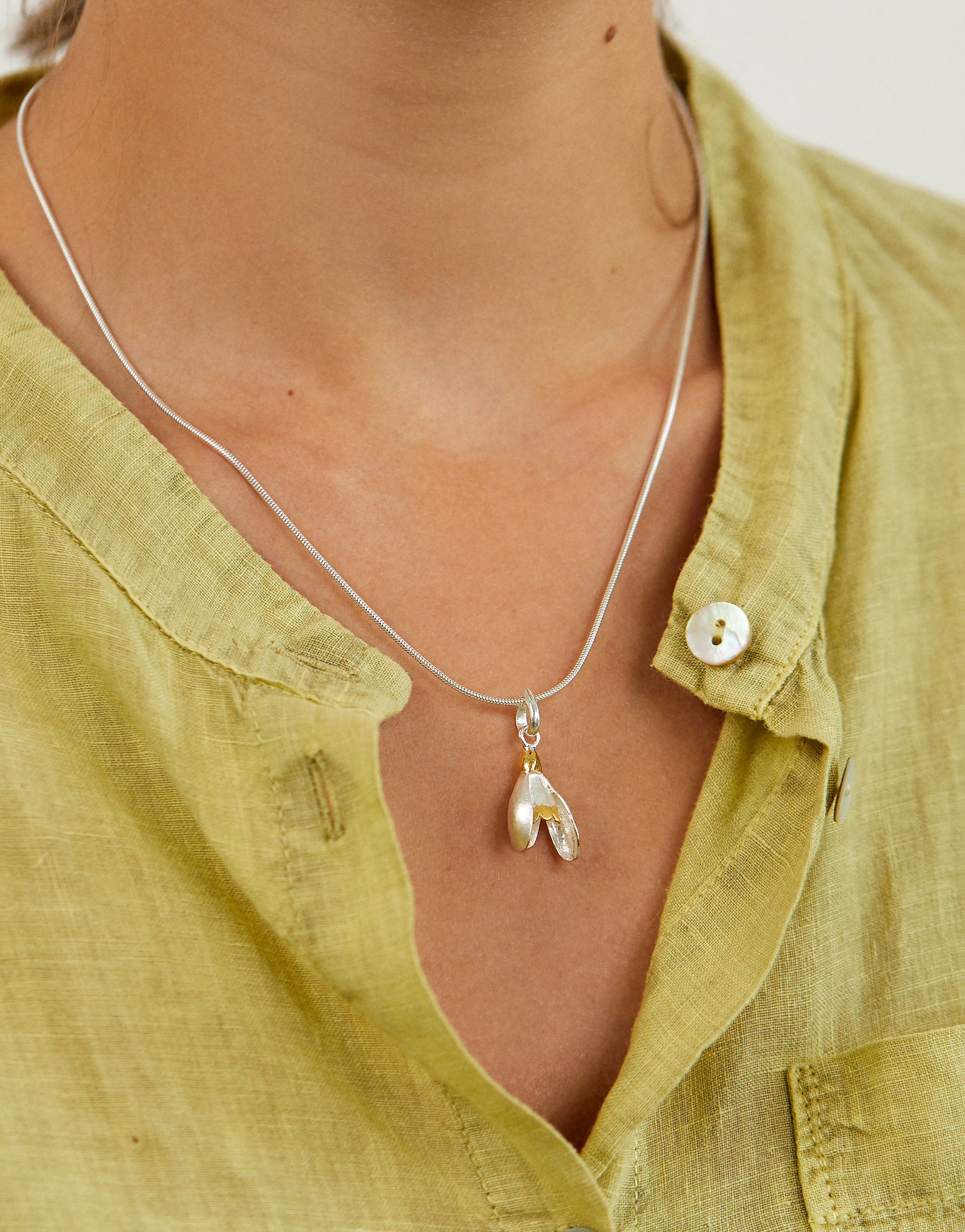A floral silver snowdrop pendant necklace.
