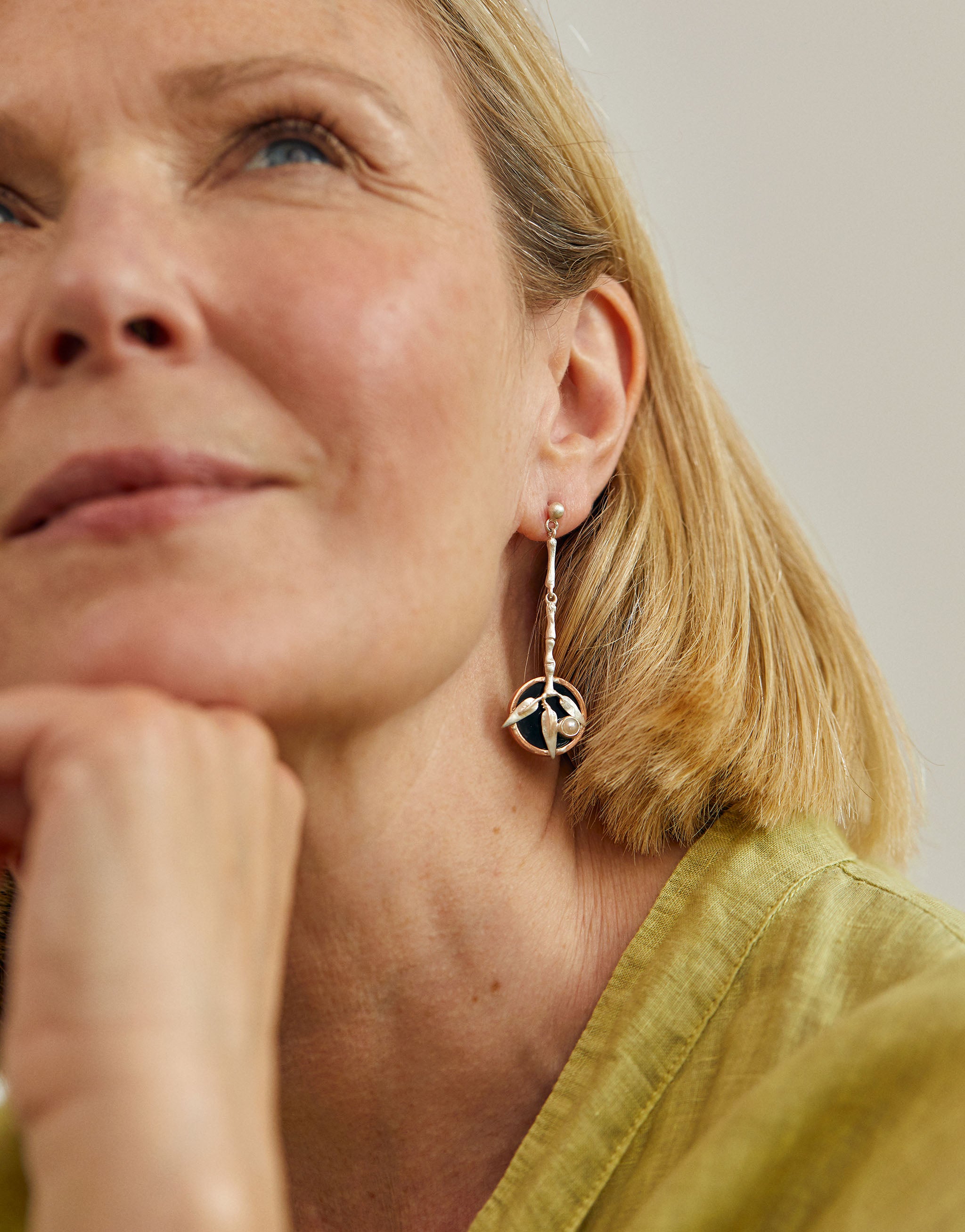 Art-inspired Urushi bamboo earrings in silver with copper, resin and pearl.