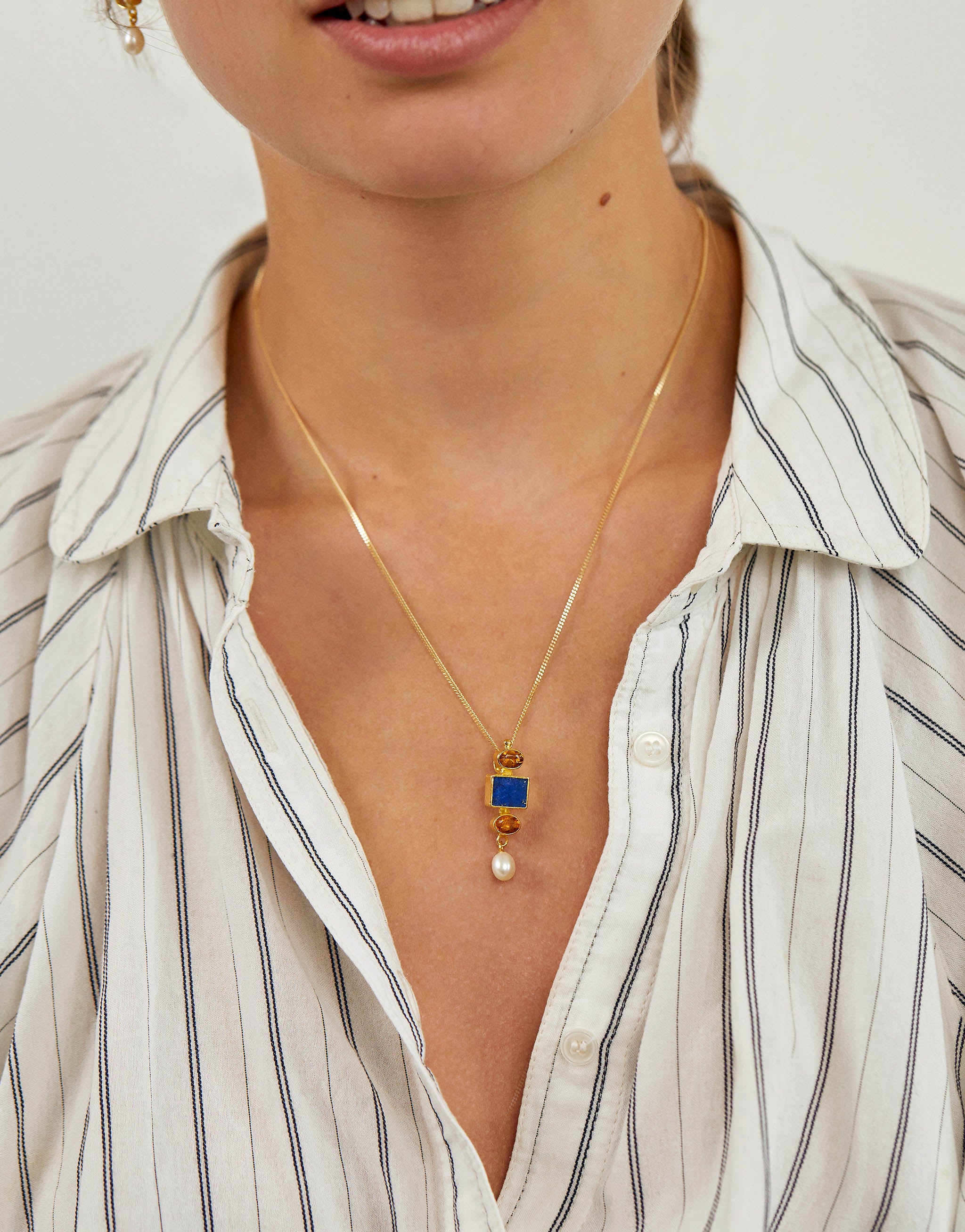 Vermeer-inspired gold-plated necklace featuring a rectangular lapis lazuli stone, oval citrine, and a single freshwater pearl drop. The design reflects the harmonious colours of Johannes Vermeer’s paintings, blending classic artistry with elegant modern style.